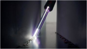 Light-pipe crevice tool in use